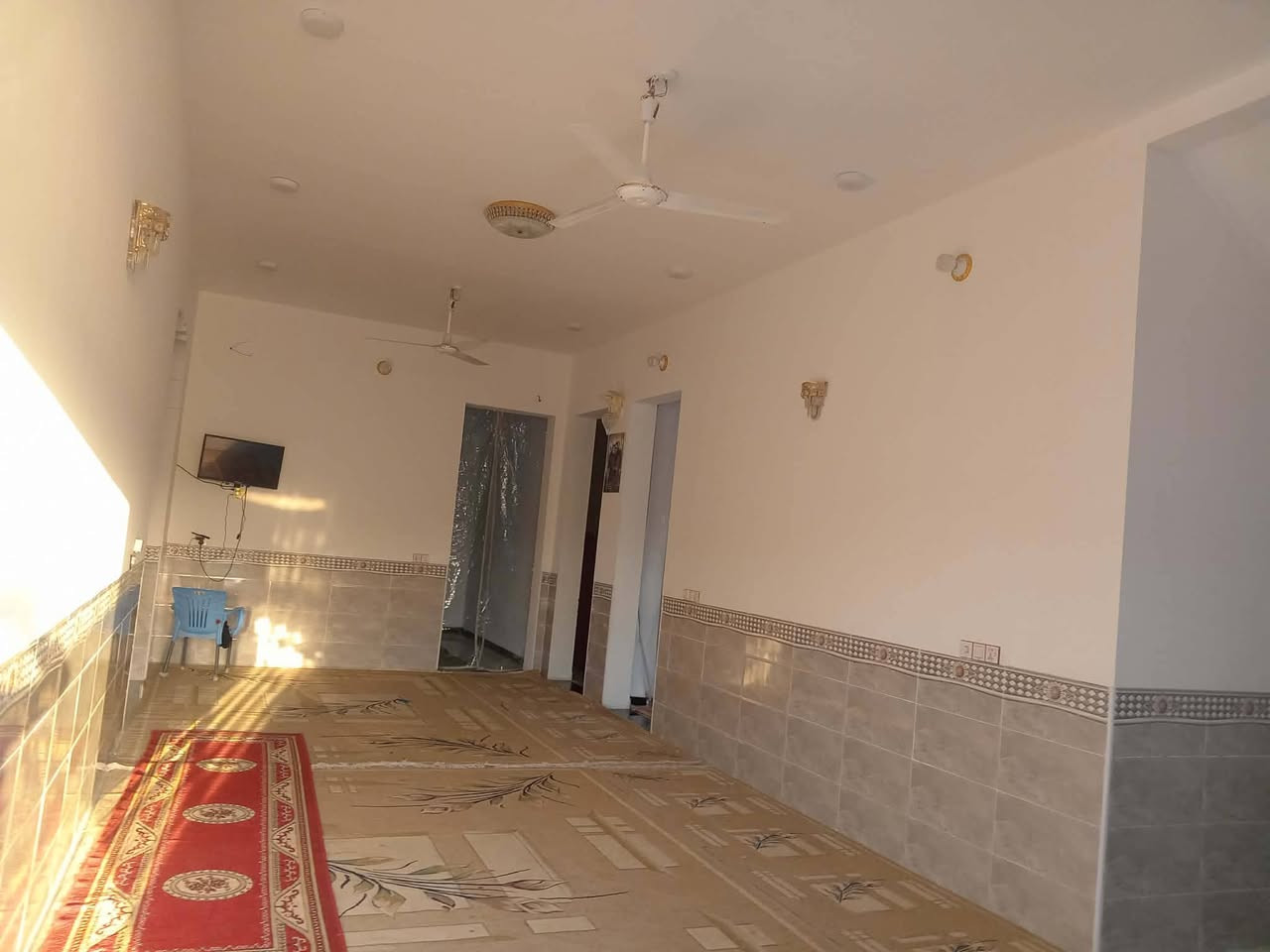 السلام عليكم اخوان عندنا هاي الارض للبيع المساحه اثنين دونم وربع يتكون بيهه بيت البيت  ثلاث غرف 4 × 6 صاله 9 × 4 + صاله 12 × 4 +  براني 12 متر البيت كامل سيراميك جدران ارضيه بيبان تسقام شبابيك تسقام المنيوم كهربائيات من كل شيء جاهز حمام داخلي درج كامل مكمل والارض صالحه للزراعه وبها اعداد من النخيل ماء وكهرباء ملاحظه مع العلم ان البراني يريد تشطيب تشطيب داخلي فقط البيت الداخلي نقص بيه بس البيبان الخشب *********** العنوان الديوانيه السدير الطريق السياحي قرب مشروع غاز عبادي العبدان
