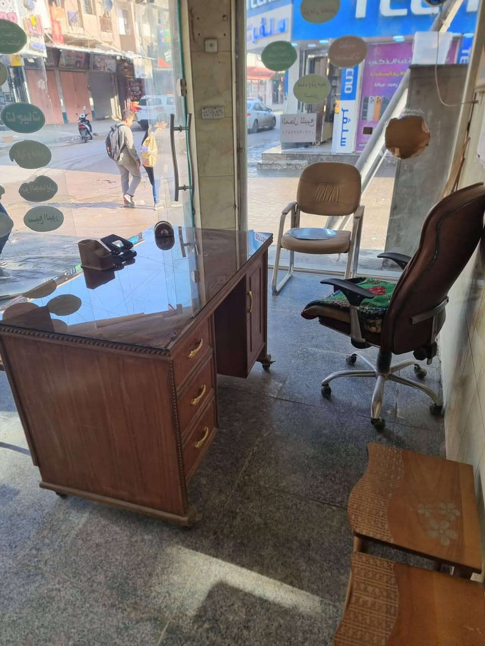 📣 فرصة عقارية مميزة للاستثمار في مدينة الحرية! 📣
هل تبحث عن الموقع المثالي لمشروعك القادم؟ متوفر الآن محل تجاري (للبيع أو الإيجار) بمواصفات استثنائية في قلب مدينة الحرية الثانية.
📍 الموقع الاستراتيجي:
يقع المحل في منطقة حيوية جداً بالقرب من دائرة الكهرباء والسوق، مما يضمن حركة زبائن مستمرة طوال اليوم.
✨ مميزات المحل:
موقع ركن: يقع على ناصية الشارع مما يعطيه رؤية تجارية ممتازة.
3 واجهات: تصميم مفتوح يوفر تهوية وإضاءة طبيعية ومساحة عرض واسعة.
جامخانة كاملة: واجهات زجاجية حديثة جاهزة لعرض بضائعك أو نشاطك التجاري بشكل لافت.
جاهز للعمل: يصلح ليكون مكتباً عقارياً، صيدلية، محل تجاري، أو أي نشاط استثماري آخر.
📞 للمزيد من المعلومات والتفاصيل:
يرجى التواصل معنا مباشرة عبر الرسائل 
🏢 لا تفوت الفرصة.. الموقع هو أساس النجاح!

#عقارات_العراق #مدينة_الحرية #محل_للبيع #محل_للايجار #فرصة_استثمارية #بغداد #الحرية_الثانية


**إذا كنت صاحب هذا الإعلان وتريد حذفه لأي سبب، رجاءا أرسل رسالة إلى الدعم الفني**