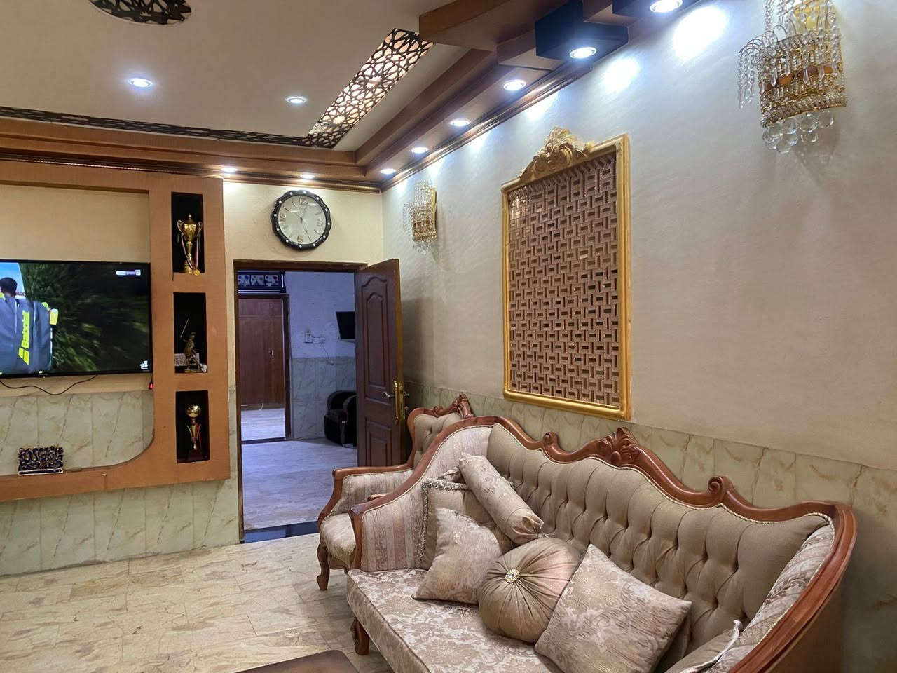 السلام عليكم 
بيت بجسر ديالى القديم /حي الحكيم بالقرب من ملعب اسلام ودائره المجاري 
مساحة ١٥٠ متر طابقين
طابق الاول كراج وحمام خارجي (wc ) مدخلين مدخل الاول للاستقبال والثاني للمطبخ
بعدهي صاله وغرفه نوم مع حمام ومنورين الارضيه مرمر طبيعي 
الطابق الثاني:
ثلاث غرف نوم وصاله وحمام
للاستفسار: ***********
