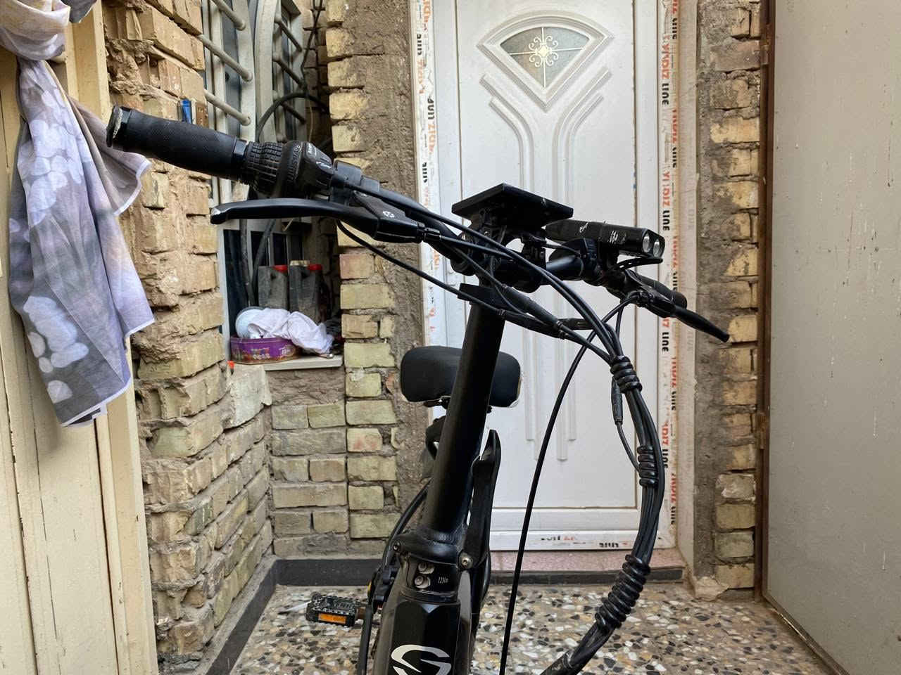 بايسكل كهربائي للبيع.

بطارية ليثيوم ٤٨ فولت،  يوصلني من شاطئ التاجي للكرادة ذهاب وعودة بس على الشحن، شاحنته موجودة ايضاً.  صارله عندي اقل السنة، بايسكل شبه جديد.. اغراضه امريكية كلها، لكن التصنيع بالصين..

السرعة على الشحن ٢٠ كيلو متر بالساعة.. والكير العادي سبع سرعات.. بيه ثلا طرق للسير، الاول فقط كهربائي - الثانية بايدر مع الكهرباء سريع - الثالثة فقط على البايدر. بايسكل رياضي مثل ما تشوفون بالصور.. 

سعره ٥٥٠ الف دينار.. وبيه مجال، اني اخذته جديد قبل اقل من سنة ب٦٥٠ الف.. 

رجاءاً راسلني على الصفحة خاص اذا تريد تشتريه، وتدلل..


**إذا كنت صاحب هذا الإعلان وتريد حذفه لأي سبب، رجاءا أرسل رسالة إلى الدعم الفني**