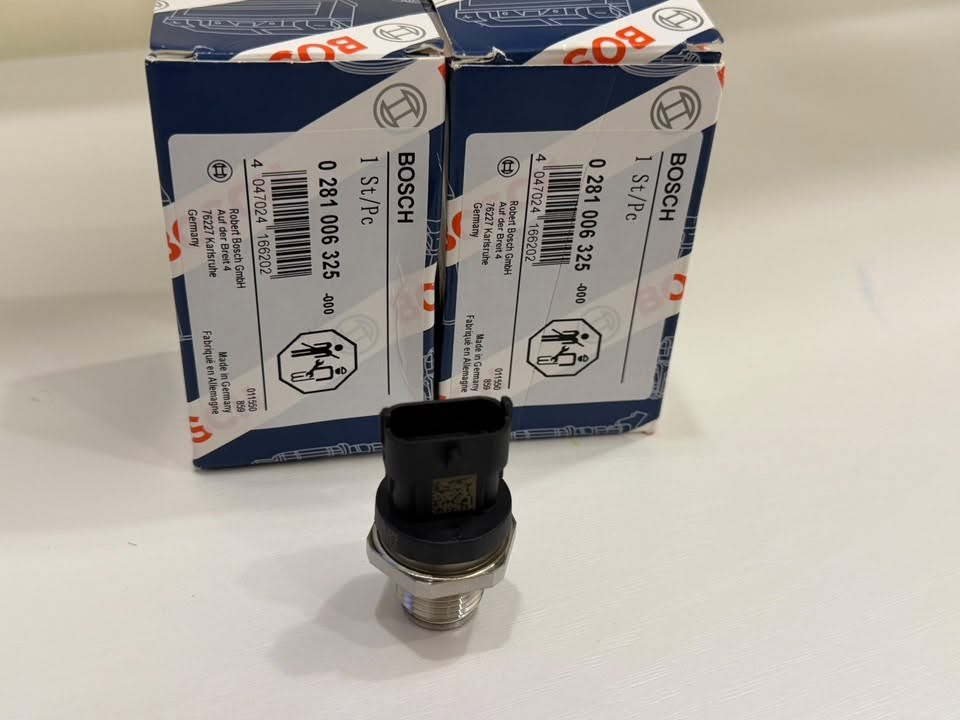 حساس ضغط وقود المسطرة (Fuel Rail Pressure Sensor) أصلي 100% من شركة BOSCH الألمانية يركب الحساس على شاحنات إيفيكو التي تعمل بمكائن Tector و NEF بنظام الكومن ريل (Common Rail)، وتحديداً الطرازات التالية:
 شاحنات إيفيكو يوروكارجو (Iveco EuroCargo) بمختلف الموديلات.
 شاحنات إيفيكو تيكتور (Iveco Tector) (سواء المكائن 4 سلندر أو 6 سلندر).
 رموز المحركات المتوافقة: (F4AE0481 / F4AE3481 / F4AE3681). السعر 30 الف  للقطعه***********
