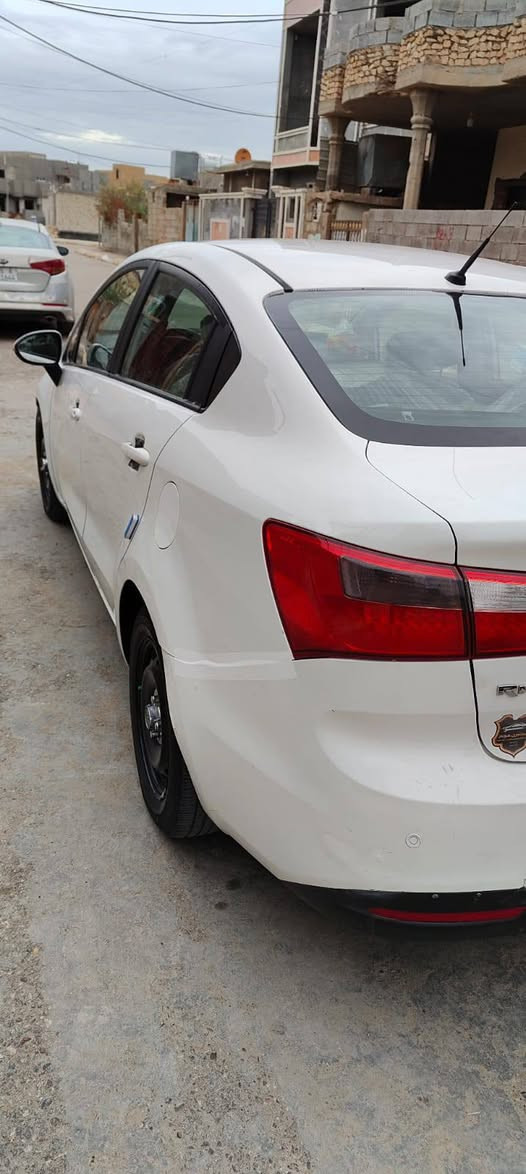 السلام عليكم 
كيا ريو 2012   خليجي.   مواصفات فول عدى الفتحه ولبصمه 
مري شفط 
شاشه كامره خلفيه 
اشاير بلمري 
لدات خلفيه واماميه 
تبريد ثلج 
سياره نضيفه وجاهزه من كل شي مابيها اي نقص ادامه كامله بلكات نوزلات مجاول من كلشي جاهزه  
السعر 85 $ 
مكان السيارة الانبار الرمادي 
***********
*********** للاستفسار
