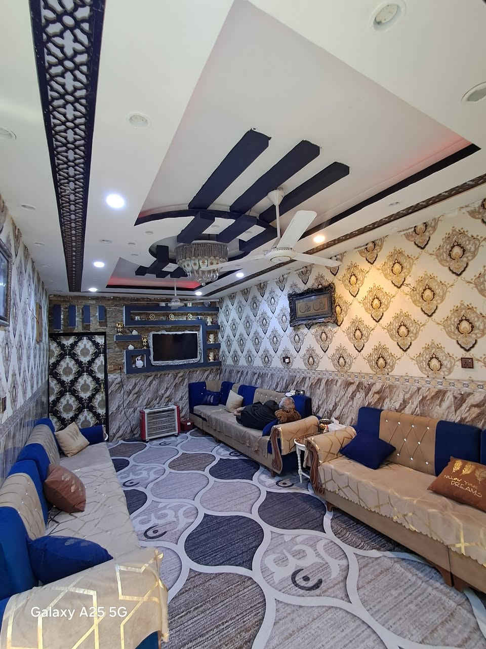 السلام عليكم
الدار للبيع المساحه ١٥٠م طابو صرف  واجهه ٧.٥م والنزال ٢٠م يتكون الطابق الاول من كراج مثل ما موضح بلصوره وستقبال ومطبخ  وصاله وغرفتين نوم 
الطابق الثاني سويت كامل  غرفتين مع حمام 
جسر ديالى نهايه شارع المصرف قرب حسينيه الزهراء 
للاستفسار ولمراجعه واتساب ***********
