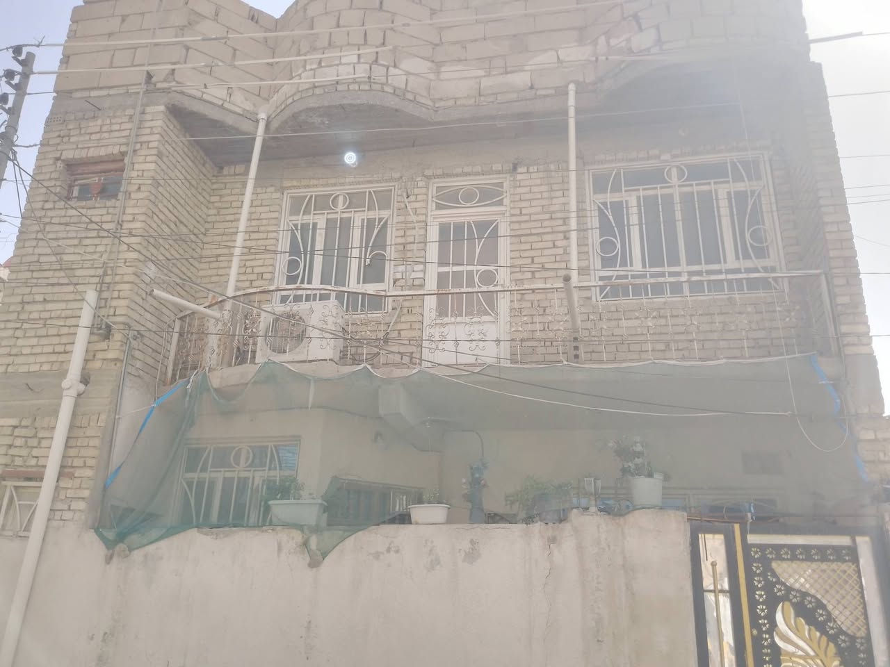 السلام عليكم دار طابقين. كربلاء حي العسكري قطاع 15 خلف التجاري المساحه 100م مربع الوجه 9م نزال 11م البناء الطابقين طابوق جمهوي السقف الطابقين مسلح الارضيه كاشي يحتوي الطابق الاول غرفة نوم صاله استقبال مطبخ وصحيات يحتوي الطابق الثاني 3 غرف منام كل غرفه نظام اسويت بيت نظيف/السعر 138 مع المجال/***********
