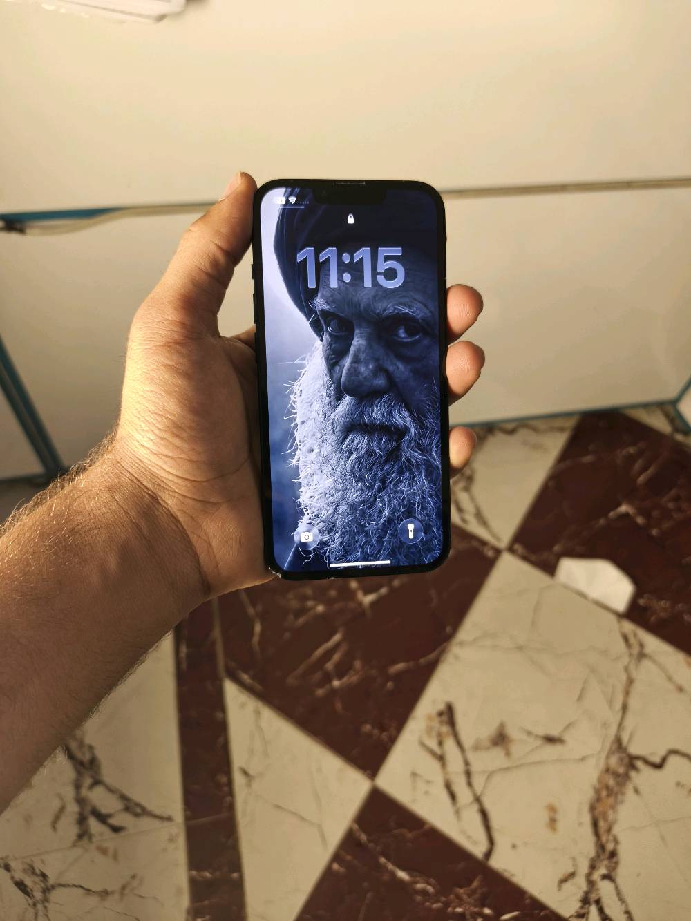 إيفون 13 عادي 
بذاكرة. 128 
بطارية. 85 
جهاز نضيف بي فقط ضربه بشاشه وما بيها أي تاثير على شاشة 
عنواني ميسان عواشة 