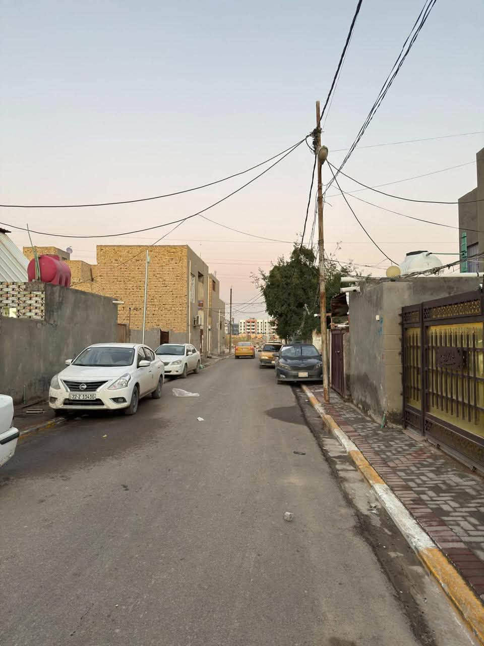 دار للبيع في حي الفرات شارع حمورابي قرب اسواق الجوهره
يباع نقد وع المبادره بمقدمه شرط 

المساحه 138 واجهة 6 نزال 23

الاول كونكريت غرفه وصاله وبراني ومطبخ حار وبارد وصحيات داخليه وخارجيه ومناور 

الثاني عكاده غرفه وبيتونه وسطحين امامي وخلفي

عالي عن الشارع موقع حلو وقريب ع شارع حمورابي رابع بيت عن الشارع الرئيسي خدمات كامله علما ان البيت فارغ حاليا وجاهز للسكن

للاستفسار ***********
