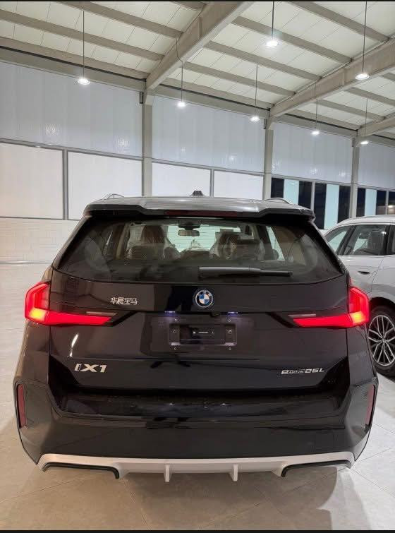 BMW iX1 2026 – eDrive25L M Sport Package | كهربائية بالكامل | صفر كيلو متر مع الرقم | السعر: 29,000$

للبيع BMW iX1 موديل 2026 كهربائية 100% فئة eDrive25L مع حزمة M Sport، صفر كيلو متر مع الرقم.

القوة: 204 حصان (150 kW)

الدفع: أمامي FWD (محرك واحد)

العزم: 250 نيوتن.م

التسارع 0–100 كم/س: 8.6 ث

المدى: 510 كم

سعة البطارية: 66.45 kWh (NMC)

الشحن السريع: 0.53 ساعة

شحن AC: 10.5 ساعات

استهلاك الطاقة: 14.2 kWh/100km

الوزن: 1948 كغم
السعر المطلوب: 29,000 دولار
***********
