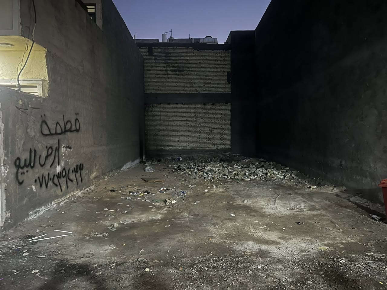 السلام عليكم قطعة ارض مساحة 111 واجه 7.20 والنزال 15.5 في منطقة الغزالية شارع البصرة قرب مجمع اطارات العالم السند 25 طابو زراعي باسمي
السعر 85 مليون مع مجال بسيط 
للاستفسار الاتصال بالرقم 
 بي واتساب ***********
