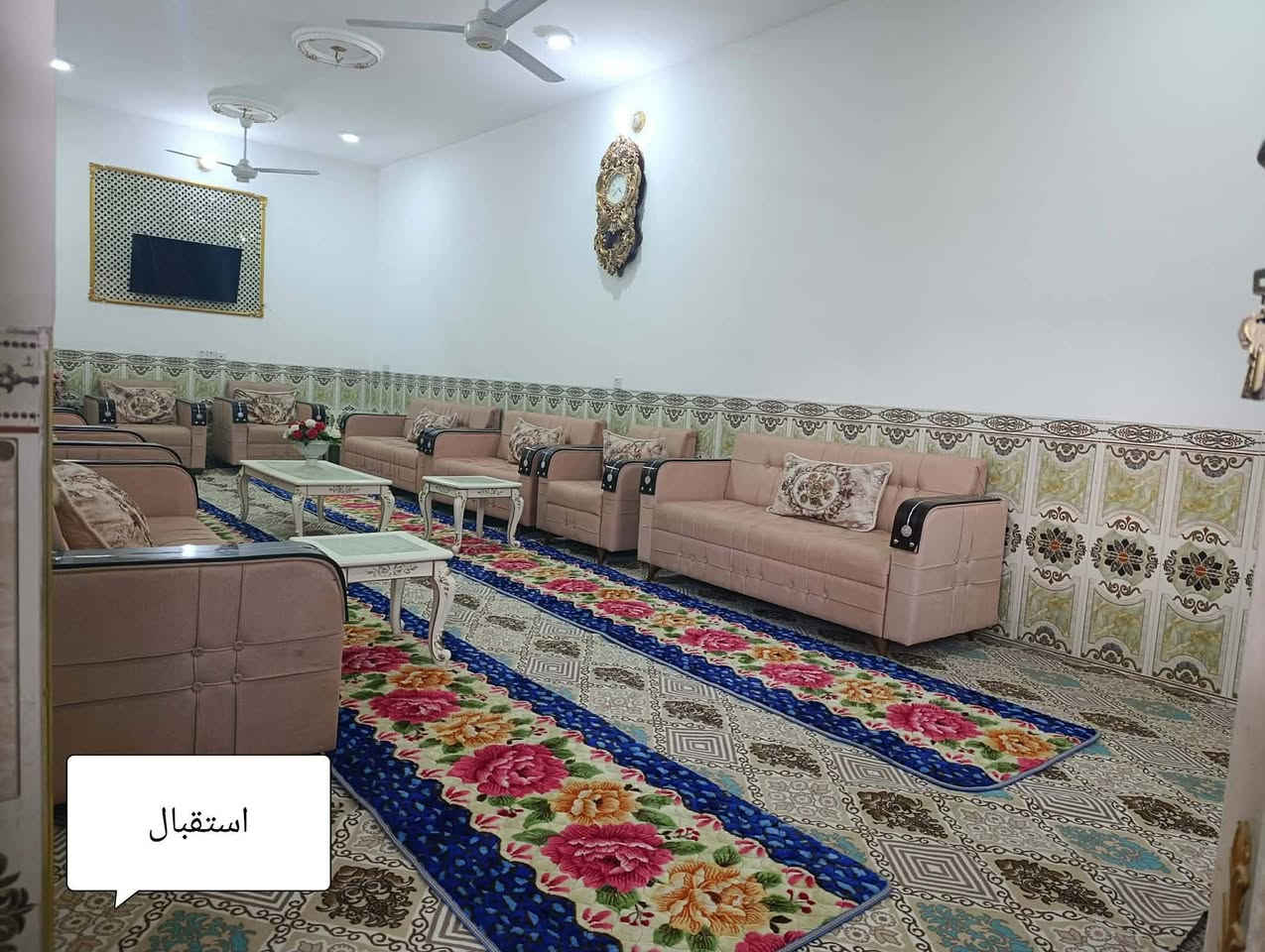 بيت مع قطعه للبيع 
البيت مساحته ٣٠٠ + قطعه ١٣٠ متر 
يتكون البيت :
 ٢ غرف نوم (٥×٤)
استقبال (١٠ متر)
صالة (٦ متر)
مطبخ داخلي بارد و مطبخ خارجي حار 
حمام داخلي (حمام فقط)
  صحيات متكامله خارجيه (حمام + تواليت)
بيتونه (٦ متر)
البناء طابوق ، السقف صب كونكريت فرشي 
حديقة اماميه و خلفيه مع ممر خارجي 
القطعه خلف البيت مفتوحه على البيت و هي حاليا حديقه خلفيه تكون نهاية شارع الموقع 
حي المجتبى شارع أستاذ خالد 
قرب الحسينية الزهراء أي استفسار إتصال على الرقم التالي واتساب 
***********
