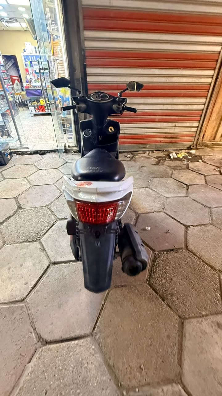 سلام عليكم دراجة سكنس فحل نوزل نضيفة كلش مال رمبة عله ايدي كلشي مملعوب بيها كهربائيات كلها شغاله ماشية 11الف مكاني بغداد الاعظمية شارع ضباط رقم ***********
