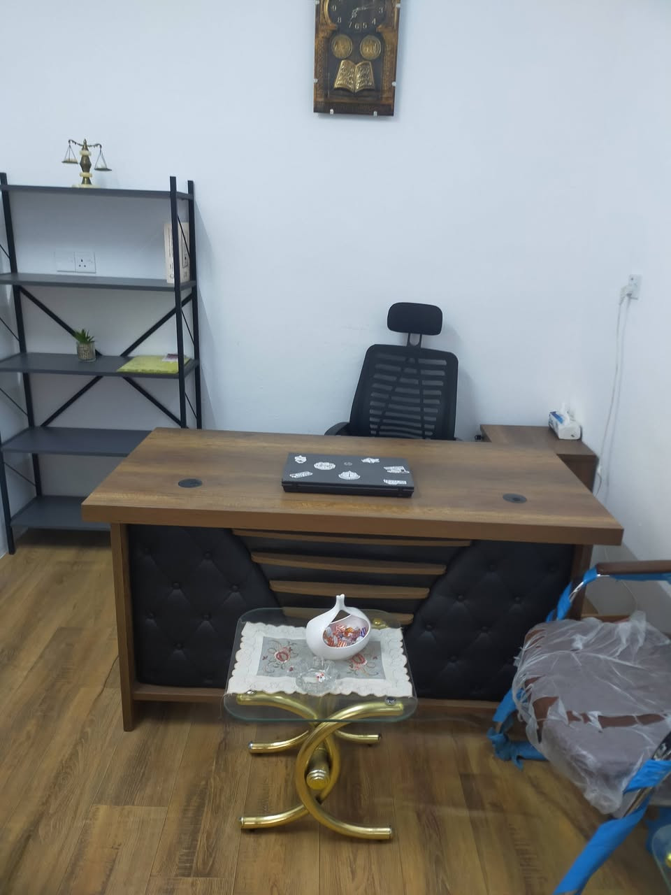 غراض مكتب للبيع الاتصال على ***********
