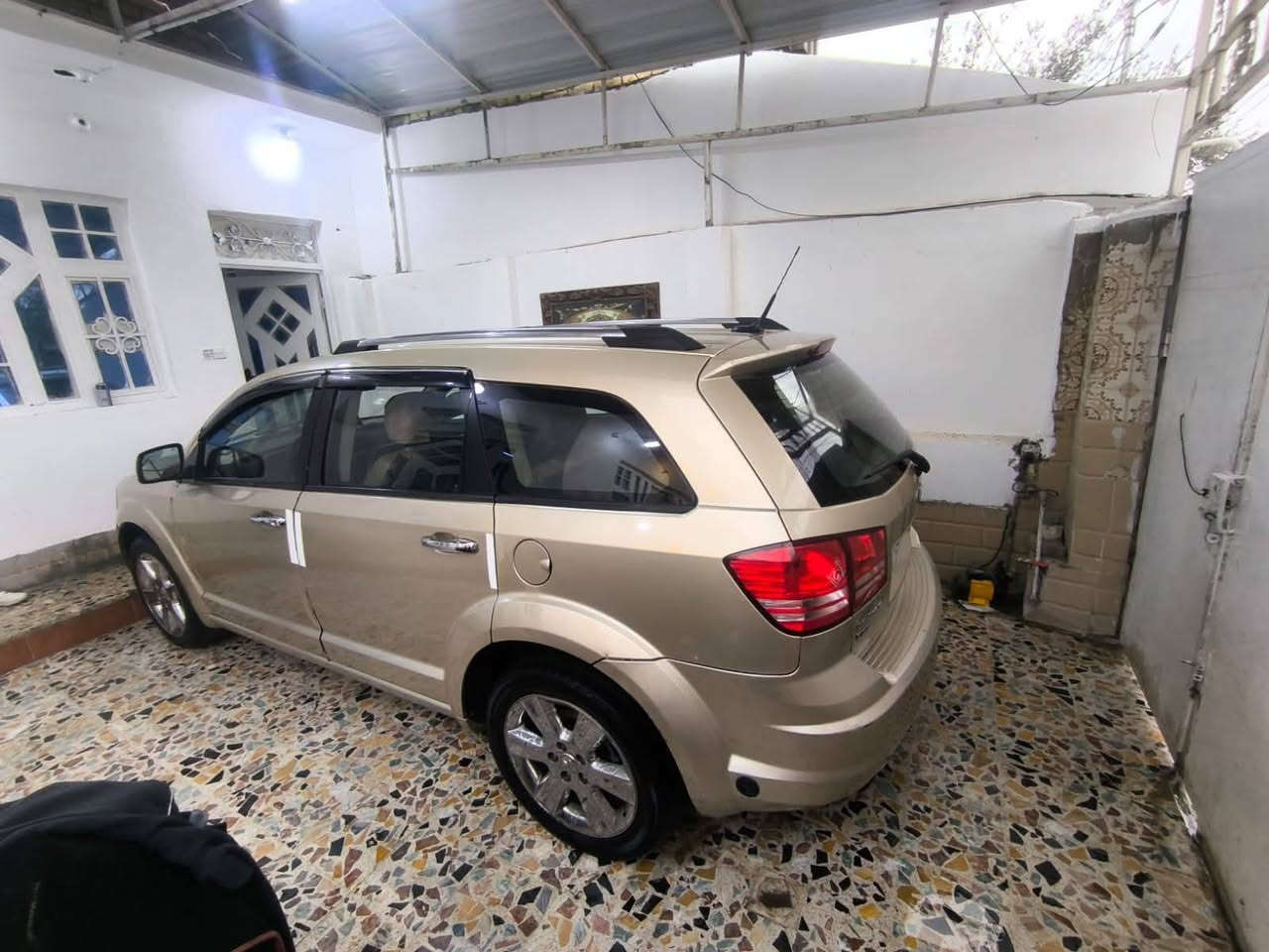 السلام عليكم للبيع دوج جورني 2010مكينه وكير كفاله حداديه امامي خلفي خير من الله كهربائيات جاهزه شاشه تاب ايباد تشغيل عن بعد بصمه باب وجنطه  بيها كم قطعه صبغ رقم بغداد انكليزي تحويل مباشر السعر 95 وبيها مجال مكاني الكوت واسط ***********
