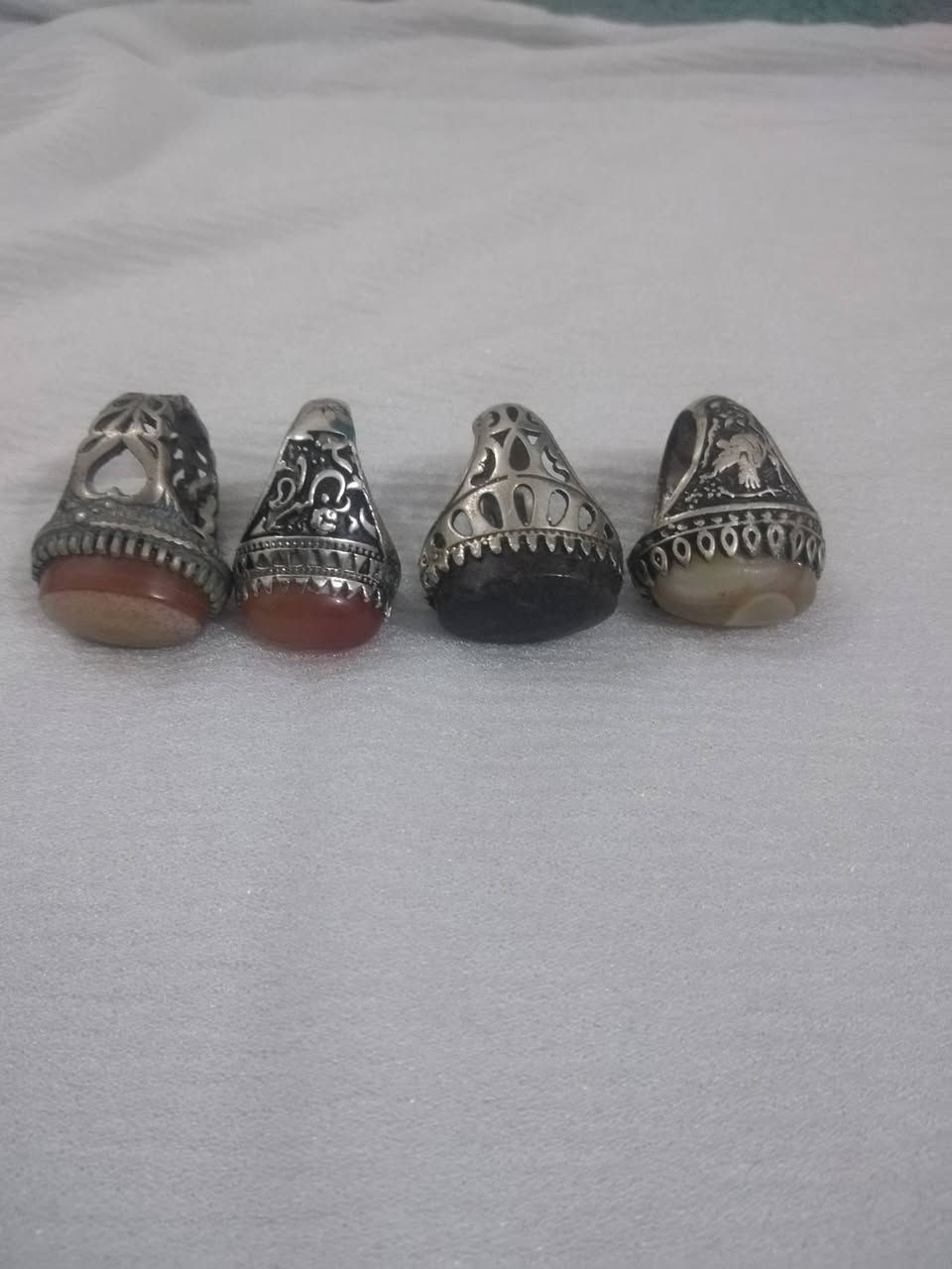 محابس فضة قديم عيار 925.صياغه يدويه قديمه للبيع قيم بلـ يرضه بي الله مكاني مدينة الصدر ***********
