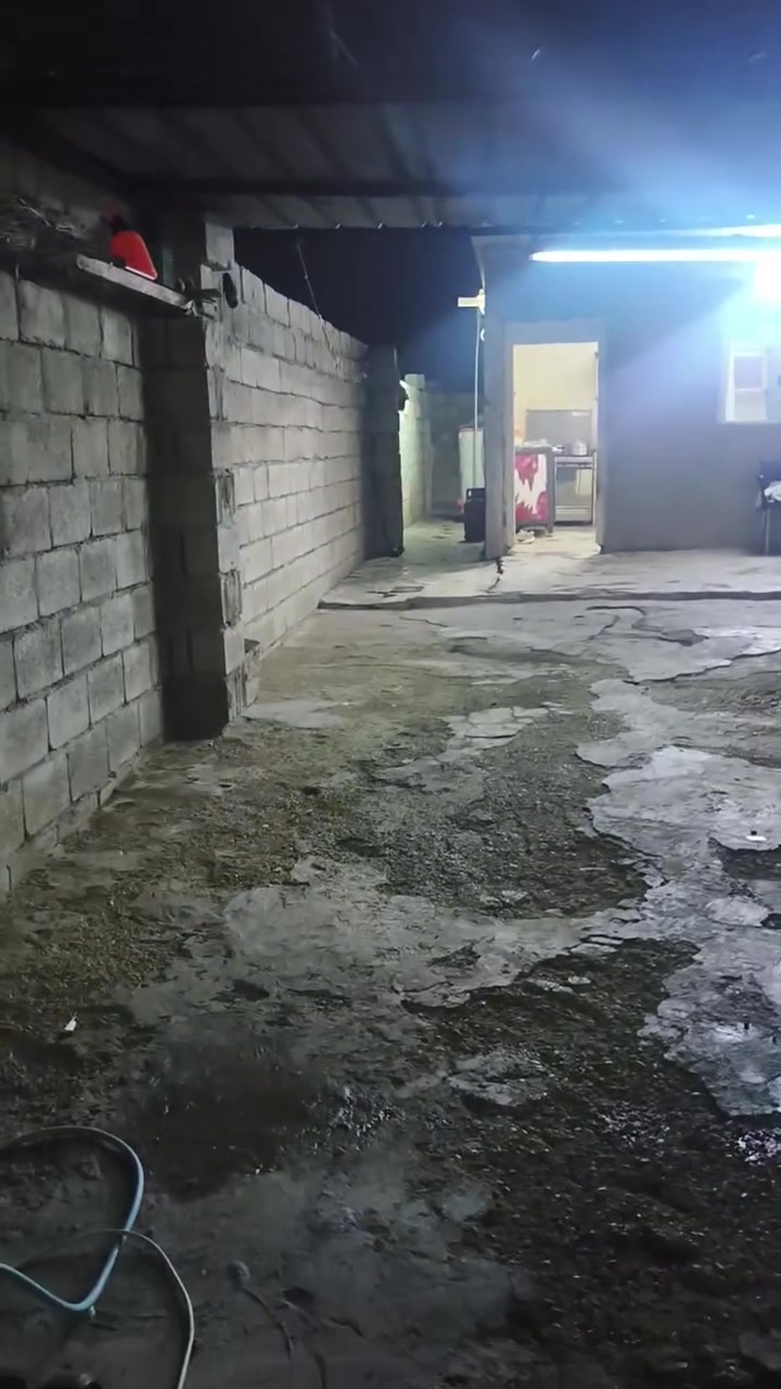 سلام عليكم بيت للبيع مقابيل جسر الرشيد رقم مساحة 250 متر سعر 25 مليون وبي مجال حديقه كراج غرفة نوم استقبال ربعه الي يريد يتصل ***********
