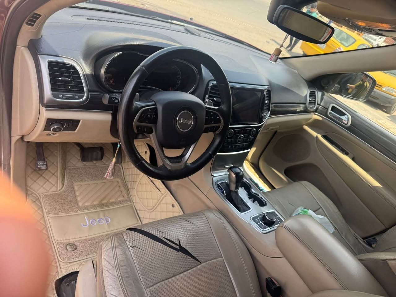 جيب لمتدد بلاص خليجي بيه قطعتين موديل 2019 صوره السونار بالمنشور
تحكم استيرن وشفتات
تدفئه تبريد الكشنات 
3 شاشات امامي وخلفي بلادي 
جنطه كهربائيه 
فتحة سلايد روف
حساسات امامي وخلفي
الويل كب ابو الخليه بلادي
بصمه أبواب 
السياره مكفوله من الكير والمحرك
حادثه بالعراق اكرر السيارة خليجي وبعد بيه هوايه مواصفات 
مكان السياره البياع حي الرساله الثالثه *********** السعر 245 وبيه مجال حك الجيه
