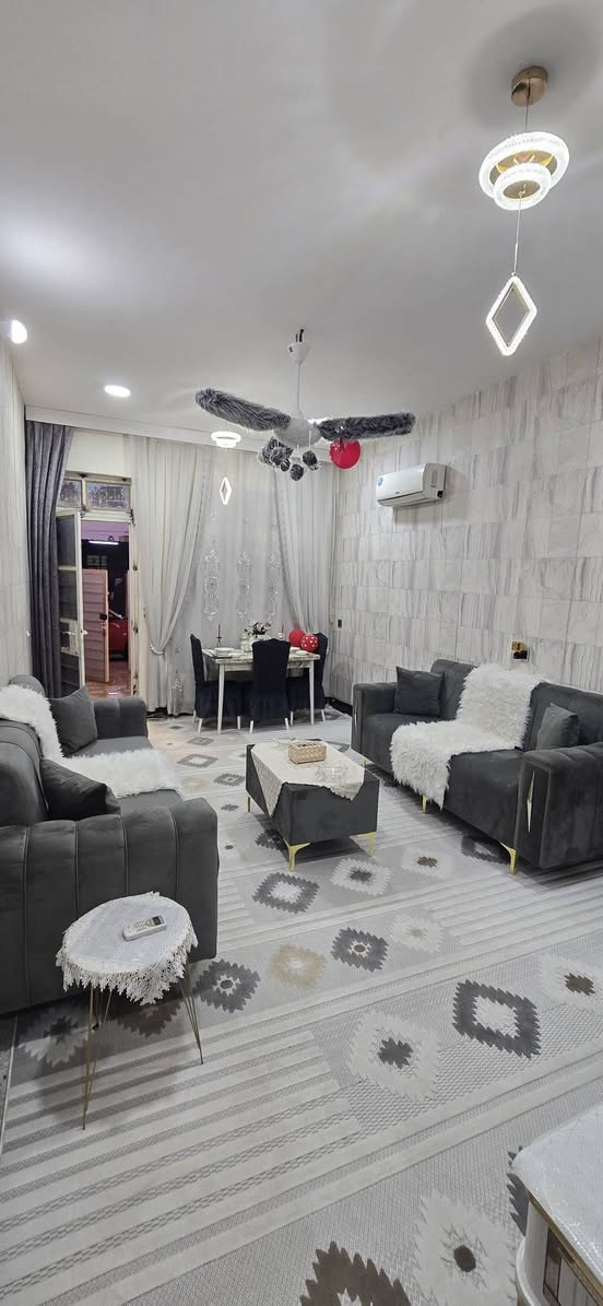 مشتمل مساحة ١٠٠ طابو ملك صرف سكني 
طابقين متكامل 
البناء درجه اولى (البيت متعوب عليه بمعنى الكلمه)
يباع مع الاثاث او بدون
يحتوي على
 استقبال 
وصاله
وخدمات 
وغرفة نوم جوا
وغرفتين نوم فوك 
وخدمات
وصاله 
وبيتونه كبيره
وسطحين 
بغداد / الراشدية 
منطقة الانتصار 
مقابل مستشفى حمادي شهاب
 قبل مرور الحسينيه 
نهاية شارع ابو علي المضمد 
معروض حصرا لدى مكتب الموسوي للعقار
 للإستفسار 
الاتصال على الرقم الموجود
 او زيارة المكتب
 ابو فاطمه الموسوي 

***********
