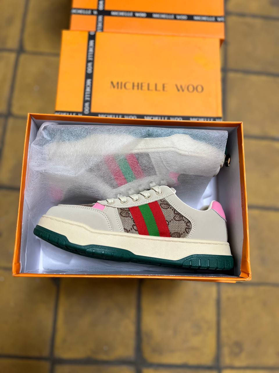 السلام عليكم عندي بضاعة أحذية جديدة للبيع شلع  مشكل نسائي ورجالي مثل مموضح بالصور تقريبا 15موديل بألوان مختلفة كمية البضاعة 400قطعة المهتم يتفضل هذا رقمي(***********) متوفر واتس اب
