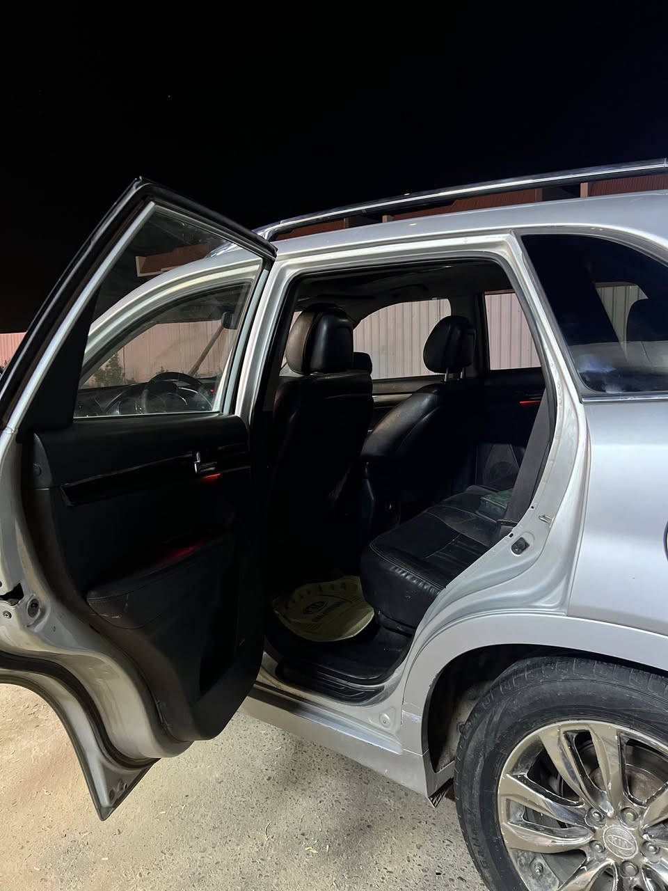 سلام عليكم من رخصت الآدمن
سورنتو موديل 12 20
رقم بغداد 
فول مواصفات وارد أمريكي دفع رباعي 
كرسي كهرباء 
تشغيل بصمه 
محرك 6سلندر
تخم تاير جديد 
تبريد 3قطع 
7راكب 
السياره بحاله جيده  
وبعد بيها مواصفات معروفه للسورنتو
السعر 123ورقه وبيها مجال للطيبين  

السياره مكانها ديوانيه مركز 
للتواصل والاستفسار 
***********
