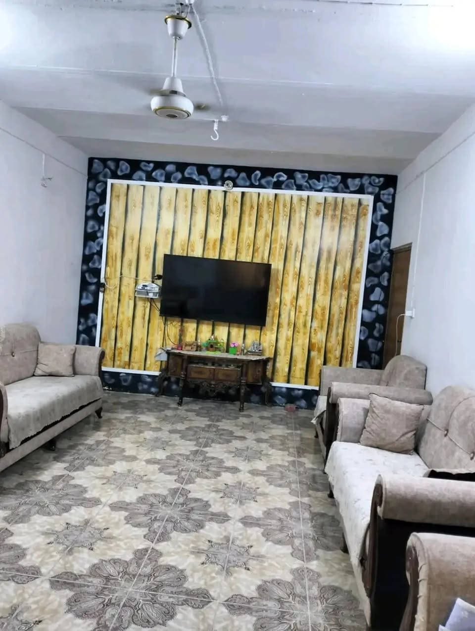 دار للبيع (عكاده) بحاله جيده جدا كما موضح بالصور ومعروض بسعر قطعة ارض ... 300 متر... طابو صرف باسمي والتحويل مباشر... غرفتين واستقبال وهول ومجمع صحي خارجي الارضيه سيراميك..  عالي عن الشارع...  خدمات كامله.. بهرز. الدواسر.. خلف مدرسة ام الشهيد ب 3 افرع... للتواصل ***********... او على الماسنجر...
