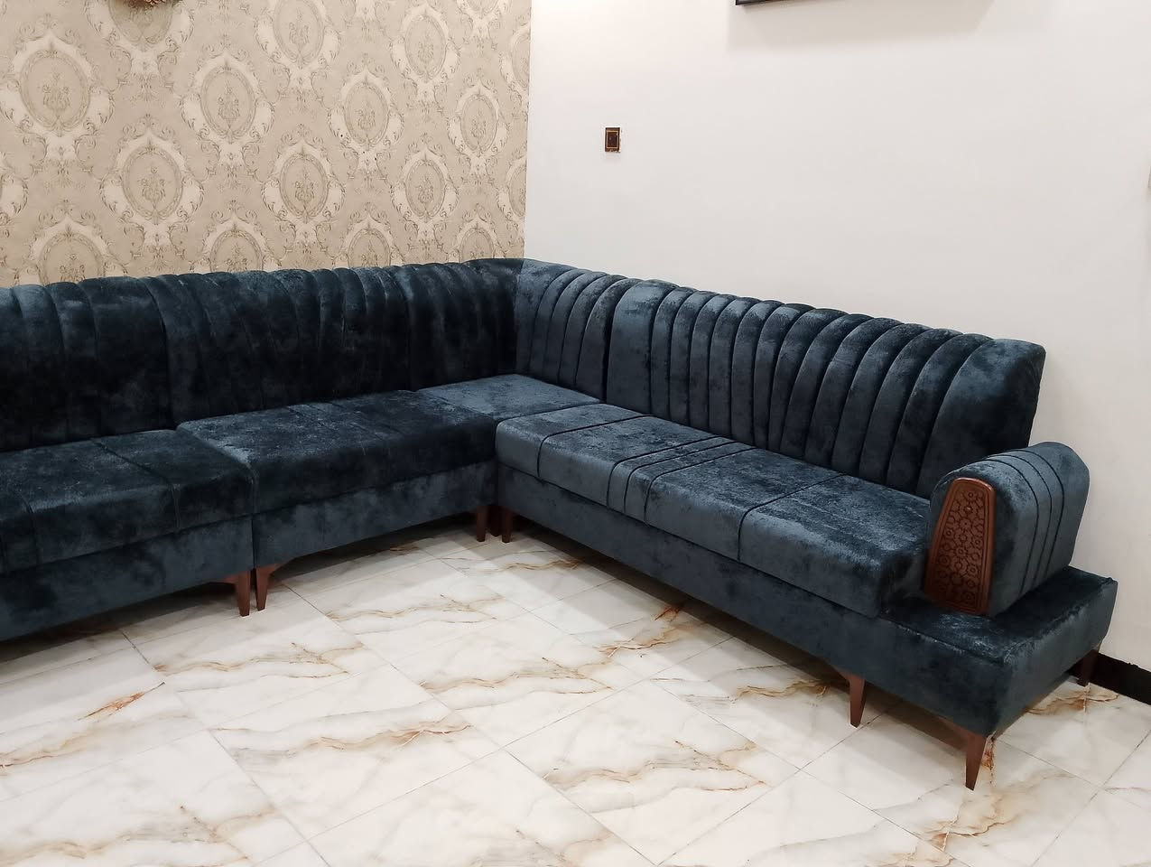 ديوان 9 مقعد تفصال عراقي الصنع خشب بلوك جدا ثكيل وجديد السعر 325 قفلللل*********** واتس
