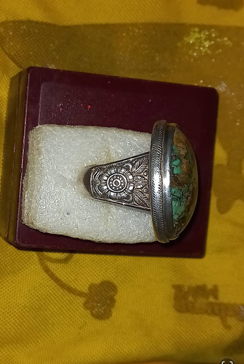 متاح محبس نيشابوري  عملاق  فضة  عيار١٠٠٠  باقي التفاصيل عل خاص العنوان بغداد مدينة الصدر رقم موبايل ***********
