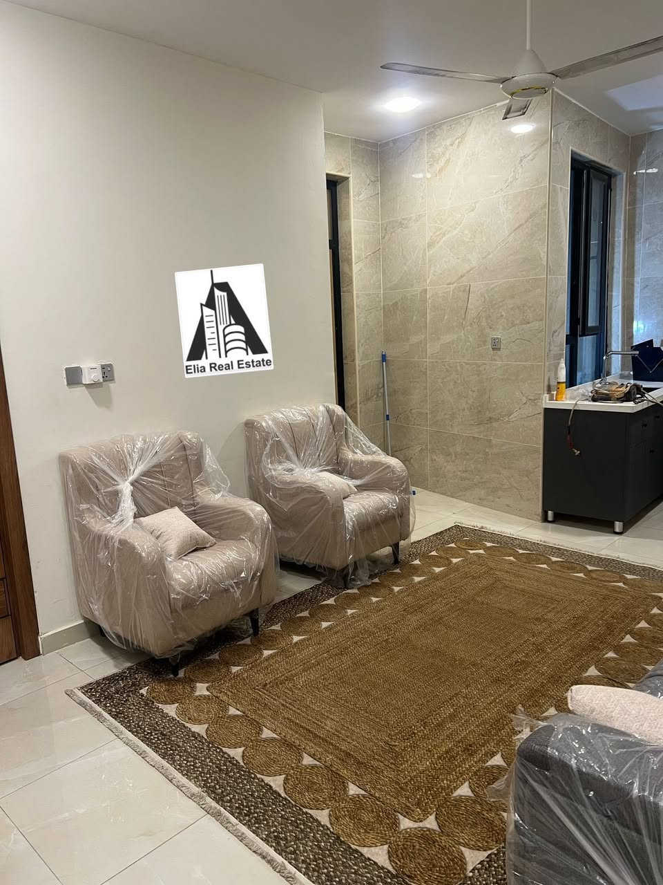 للأيجار في السيدية
مشتمل طابق ثاني جداً نظيف 
مؤثث بلكامل اثاث جديد ودرجه اولى 
يحتوي على 
استقبال ومطبخ وغرف نوم 
وصحيات وسطح 
الموقع : السيدية قرب شارع العلوه
الايجار : 850 الف شهرياً 
للاستفسار *********** حمزة 
مكتب ايليا للعقار
