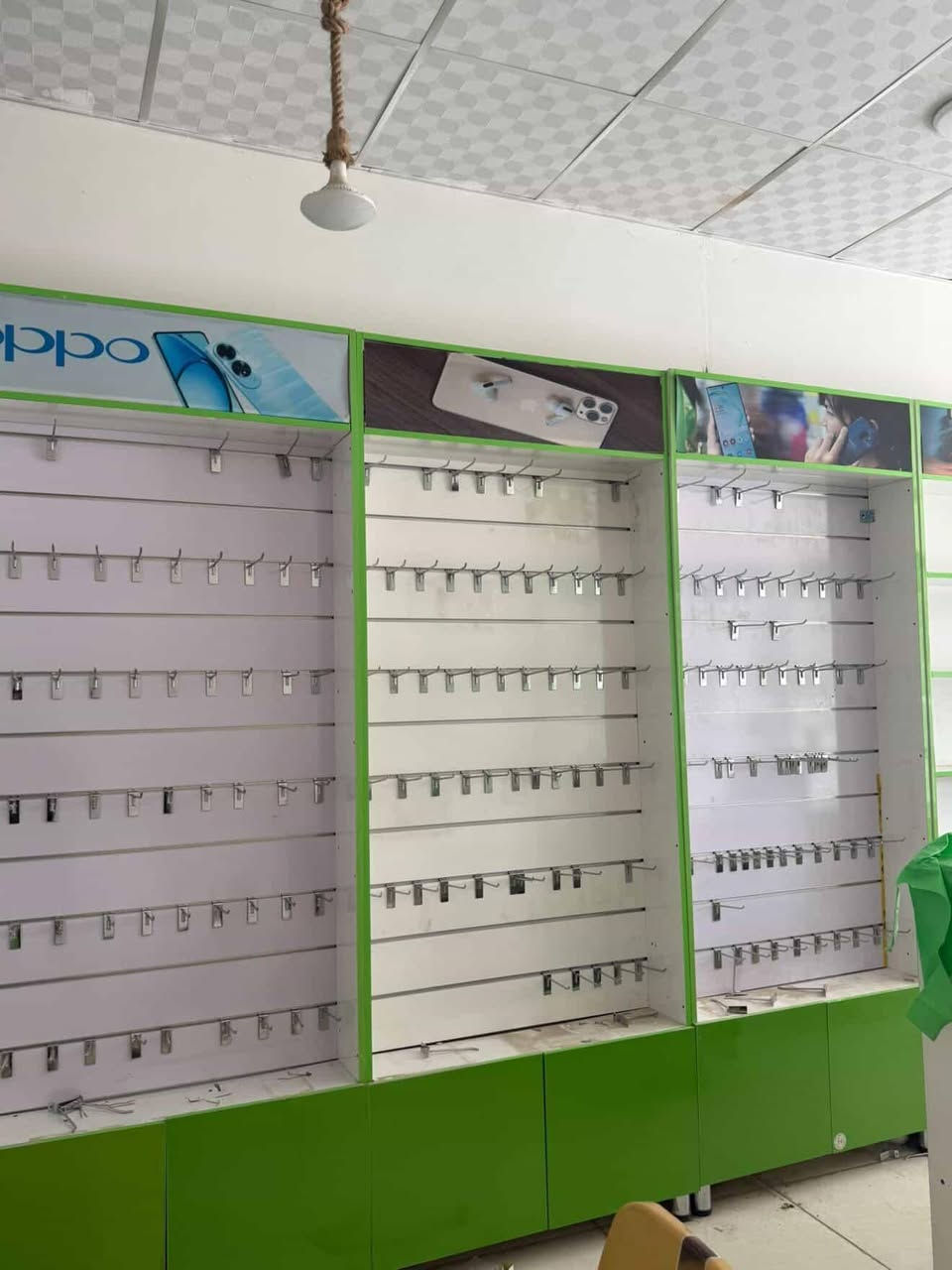 معروض للبيع فاترينات تركي ثقيل درجة اولى رفوف ارتفاع 2 متر ونص عمق 25سم والعرض 1 متر اعلام ضوئي وانارة داخلية تحتوي على  ملحق كومدي مع جام سلايد العدد 14 فاترينا مع ميز عدد 6 كما موضع بالصور وسعرهن بي مجال حلوو للاستفسار اكثر الاتصال على الارقامم
*********** / ***********
