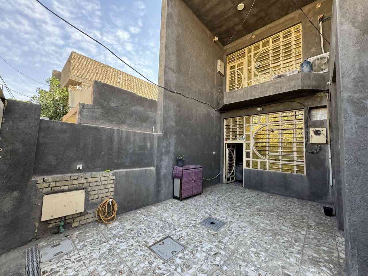 بيت للبيع في الحولي عمود رقم 1 خلف ملعب النجف الدولي خلف شارع 30 المساحه 200 متر طابقين بناء جديد طابو صرف
يحتوي الطابق الاول على حديقه خارجيه 
طارمه كبيره وتخاريج داخليه وخارجيه 
استقبال 7*4 فوقها غرفه 
مطبخ 5*4 فوقها غرفه
صاله 8*4
وغرفه 5 ونص* 4 ونص فوقها غرفه
وصحيات وثنين مكشوفات 
الطابق الثاني يحتوي على صاله و 3 غرف نوم وصحيات 
مطلوب 17 مليون للمصرف العقاري 
للاستفسار الاتصال 
***********
