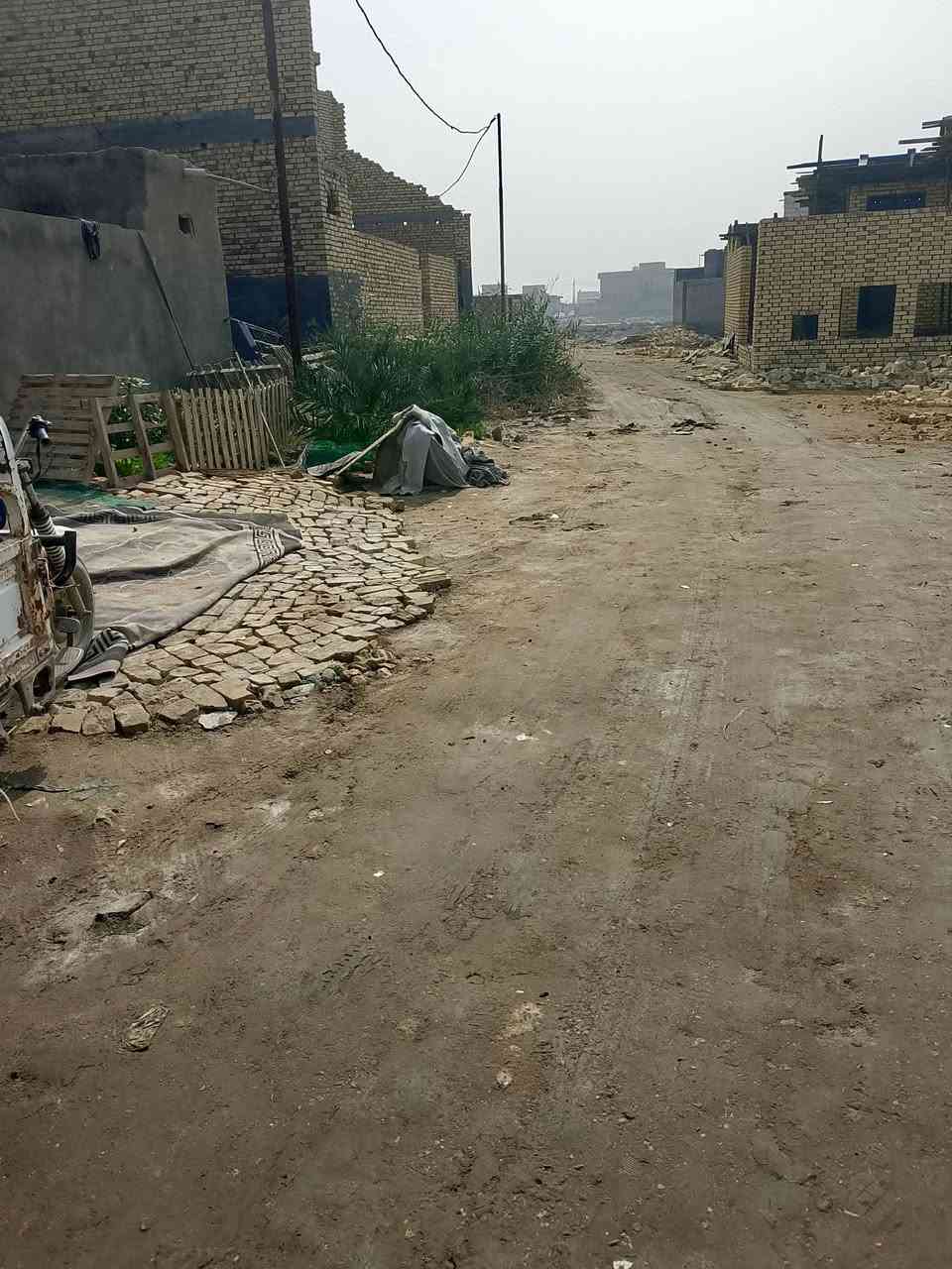 السلام عليكم بيت زراعي ركن مساحه 200 مبني 120 والباقي قطعه العنوان على الحلو عند 
ال نياز مقابل الحبيليه البيت يتكون من غرفتين وصاله ودوانيه ومطبخ البيت عكاده سعر 35 رقم ***********
