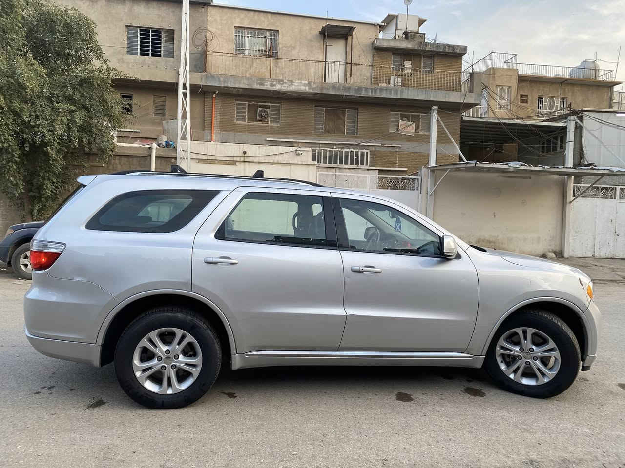 يا الله
سلام عليكم دوج دورانكو ٢٠١٢ خليجي وكاله محرك ٥/٧٠٠ ٨ سندر
Dodge durango 2012 Rt 5/700 Silver crew
#ماشيه
125الف كيلو

#المواصفات

 سلايد روف-1
شاشه-2
 كاميرا خلفية -3
حساسات خلفية-4
كشنات كهربائيه-5
صندوك كهربائي-6
سستم سماعات 🔊 البين-7
بصمه-8
دخول ذكي-9
تجي بصمتين مع السياره-10
٣ قطع تبريد-11
فور ويل كهربائي-12
مثبت سرعة-13
كشنات خزن ميموري-14
نضام ايكو -15
 سيدي درايف-16
اشاير بالمري-17
تشغيل عن بعد-18

السياره كلش نظيفه مكفوله من كير ومحرك كلش جديدات السياره ناقصه فقط جامه اماميه وكلشي مناقصه مستلمه عله ايدي من الشركه

#الضرر . بيه ضبغ بين البابتين عله كد شغط وكلير بال بالبابتين 
بارد بال جاملغ فقطط

#السعر . اتصل ولح تعرف كل التفاصيل 

للاتصال.. ***********—***********

