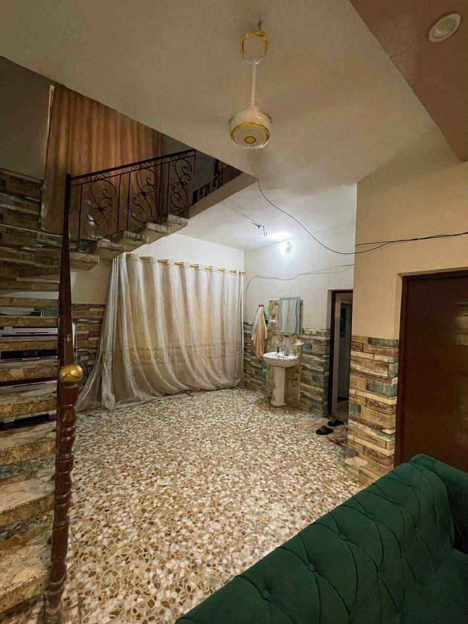 🏡 دار للـــبيــــــــع 
📍 الموقع: بستان الحلو
✨ المواصفات:  
▫️ المساحة: 200 م²  واقع حال 220 م²
..........
🔹 محتويات الدار: 
_ غرفة نوم 4
_صالة 
_ مطبخ 
_ هول
_ مجمع صحيات فوك وجوة 
---------------------------------
📞 للاستفسار والمعاينة: 
الاتصال على الارقام :
***********☎️ واتساب    
او مراجعة المكتب 
الحلة _  شارع المقام / مجاور مول الحسن 
--------------------------------
✅ نستقبل جميع عروضكم السكنية 🏠 والتجارية 🏡 بكافة مناطق الحلة
