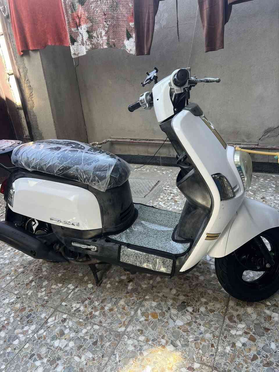 السلام عليكم دراجة ماكس بوليس اخت الرمبة دراجة جديدة بلادية مكينة بلادي كهربيات كلها شغالة نكرة سلف العنوان بغداد البياع قرب تقاطع درويش اتصل ع ***********
