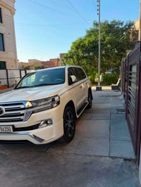لاندكروز 2018 gxr وايت ادشن ساز  ماشية ١٤٢  6 سلندر  فتحة سقف  تشغيل ع...