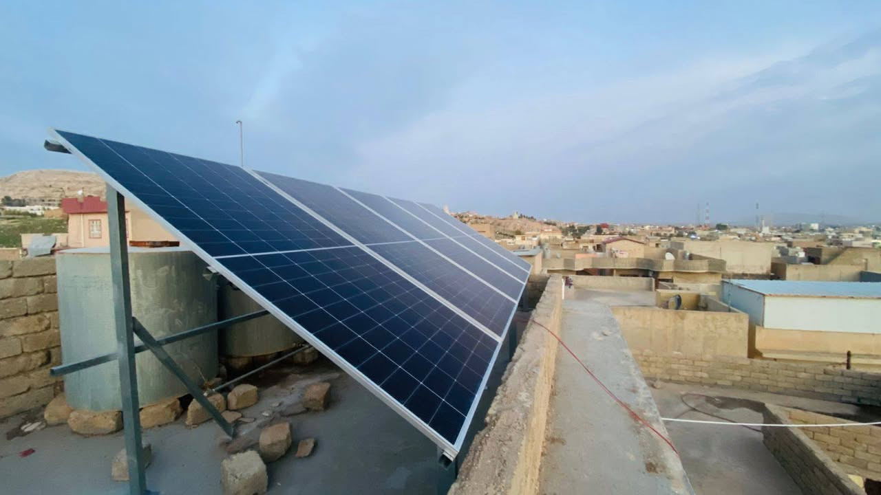 منظومة من طاقة سمارت في بحزاني- منزل السيد فواز حسين خديدة العطار

تم اليوم الانتهاء من نصب منظومة طاقة شمسية 
 منظومة سوفار 
منظومة sofar  هي منظومة هجينة يمكنها التوليد وارجاع الكهرباء للوطنية بكفائة عالية جدا

- انفيرتر 6 كيلو sofar ضمان 5 سنوات 
- بطارية 5  كيلواط من Dyness  ضمان 10 سنوات
-  لواح شمسية 620 واط من HZ ضمان 12 سنة 
- نظام مراقبة عن بعد كامل 24/7

 

# مميزات المنظومة الشمسية
-ارجاع الكهرباء للوطنية 
- تقليل فاتورة الكهرباء 
- تحسين البيئة وتقليل الانبعاثات الكربونية
- توفير الطاقة في أوقات الذروة
- المحافظة على اجهزة المنزل كون الفولطية مستقرة وتطول العمر الافتراضي للاجهزة الكهربائية   

# الفوائد المالية
- توفير مالي جيد كون الكهرباء مجانية وارجاع الكهرباء للوطنية 
 .

مكتب طاقة
الموقع الاول بعشيقة حي العسكري مقابل معرض مخلد 
 مهندس فادي *********** 
***********.   اياس سعيد
 

طاقة_شمسية
#منظومات_طاقة
#سوفار
#HZ
#داينيس
#الربيعة
#تل_سمير
#طاقة_سمارت
#طاقة_متجددة
#انفرتر
#بطاريات
#الواح_شمسية
#نصب_منظومات
#عروض_الطاقة
#عراق
#بعشيقة
#مهندس
