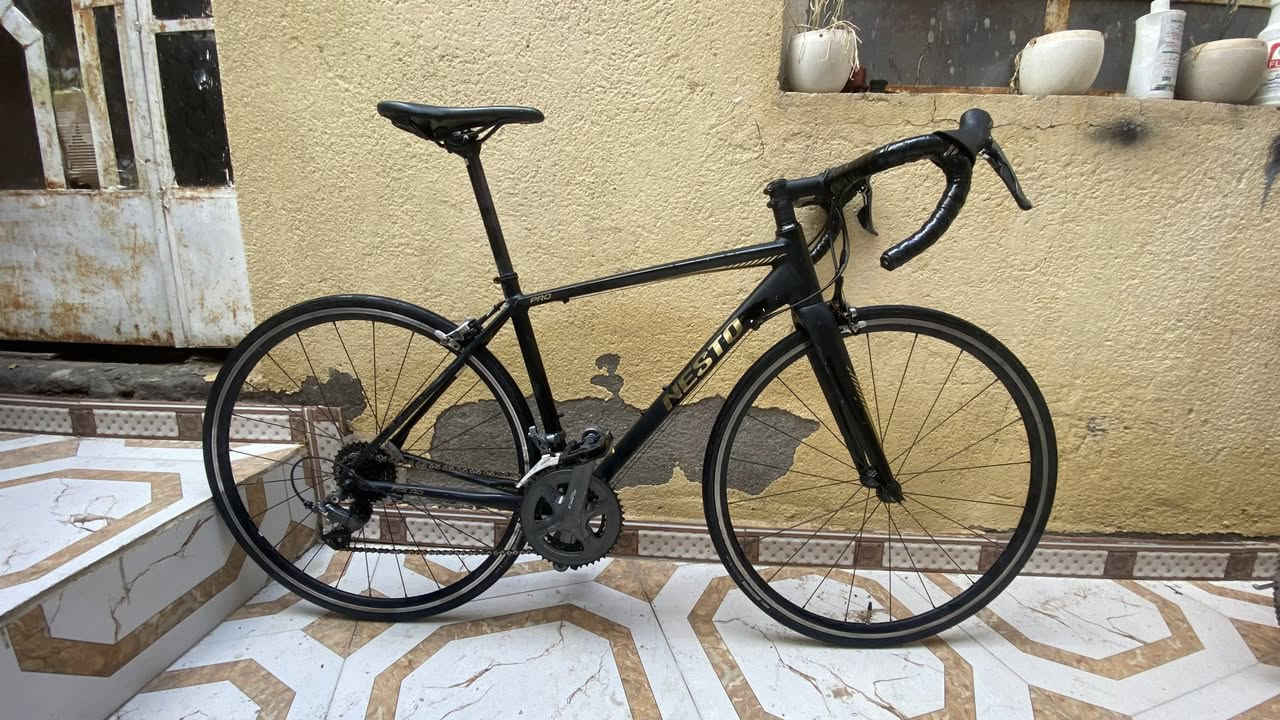 السلام عليكم 
رود ماركة نيستو nesto
بلادية على وضع الوكالة
قياس الفريم //46ونص
معدن الفريم // المنيوم ماشة كاربون🔥
سستم الدراجة // شيمانو كلارس كامل بدون نقص
صينية كلارس براكيت
العنوان🏠 // بصرة/گرمة علي /حي الرسالة
واتساب ***********
