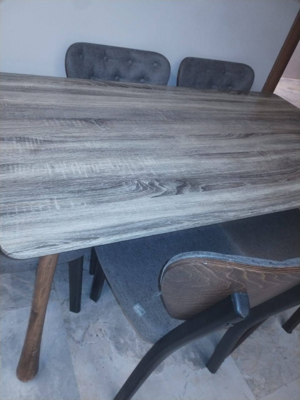 ميز طعام تركي من هوم سنتر نظيف جدا سعره450الف مكان دوره قرب جامع حاتم السعدون ***********
