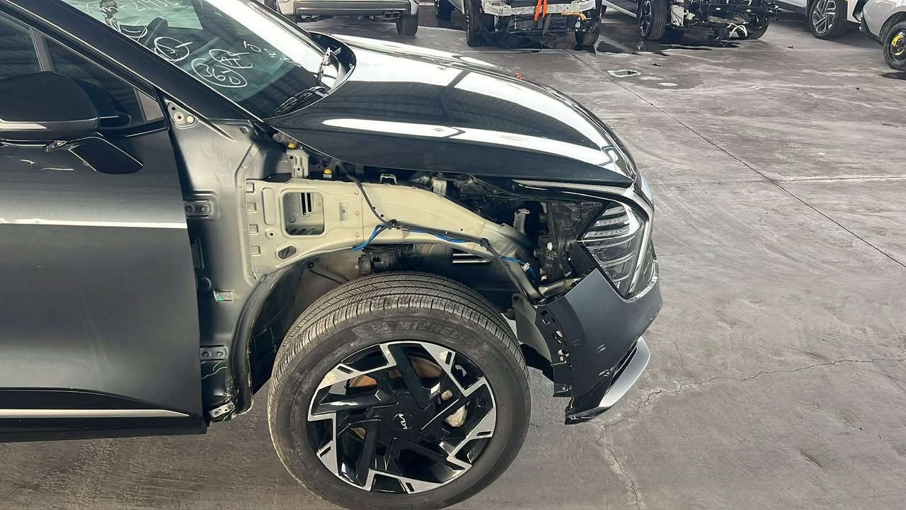 kIA SPORTAGE Sx-Prestige 2024 1.6 Hybrid plug-in
*plug-in*بلكن

.

*أعلى مواصفات برستيج (بلكن )ثلاث انظمه قياده

(شحن +هايبرد + بانزين) قليله ونادره خصوصا بهل النظافه 

والمواصفات …

ماشيه 13 الف مايل 

* المواصفات كلش هواي وموضحه بالصور اعلى شي بيه

فور ويل AWD

تقديم وترجيع بالريمونت

بنوراما 

5 كاميرات  اماميه وخلفيه وجوانب 360 درجه

حساس امامي وخلفي+ رادارات 360 درجه

كشنات جلد+ تدفئه وتبريد كشنات + ستيرن هيتر

جنطه كهرباء 

كير ماوس

لد داخلي متغير الالوان

كشن خزن ميموري

🚗الحادث كما موضح بالصور بدون صبغ نهائيا فقط جاملغ مبدل اصلي نفس اللون وبدون اي ضرر داخلي بدون لغد وبدون ايرباك جميع الايرباكات سليمه 🚗

المكان بابل - الحله

***********

السعر 238$ مع الترقيم بغداد
