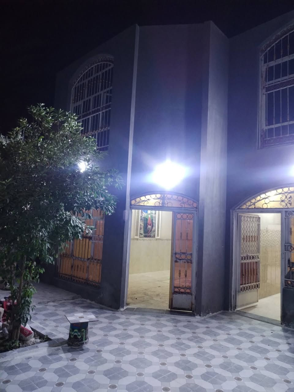 سلام عليكم بيت طابو صرف لبيع مساحته 200 بيت نضيف كلش وفارغ حالين بي غرفتين ومطبخ وصاله وستقبال وصحيات خارجيه ممر داير مداير البيت
المكان باشيه قرب ساحة شيخ حسنين سعر 80 وبي مجال بسيط
***********
