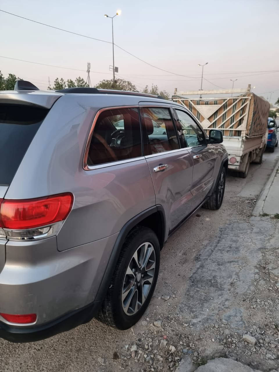 السلام عليكم 
جيب موديل ١٨ فول مواصفات حادثها جاملوغ جهة السايق مبدل وتعديل ربع البنيد بدون دواخل
ماشية ١٣٥ مايل بدون اي نقص تخم تاير جديد مبدل بساتم مال ١٤ يعني بنزين عادي تستقبل وبدون ادوانز والسيارة نصبتها حلوه السنوية بأسمنا السعر ١٧٥٠٠ بيها مجال للاستفسار  *********** العنوان بغداد حي الجهاد
