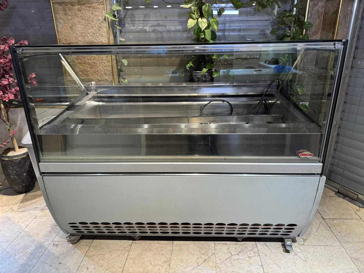 سلام عليكم
عارضه ماركه ORION
ايطالي بلاديه نضيفه جدا 
عدد بلانك 12كبير مكان بغداد ***********
