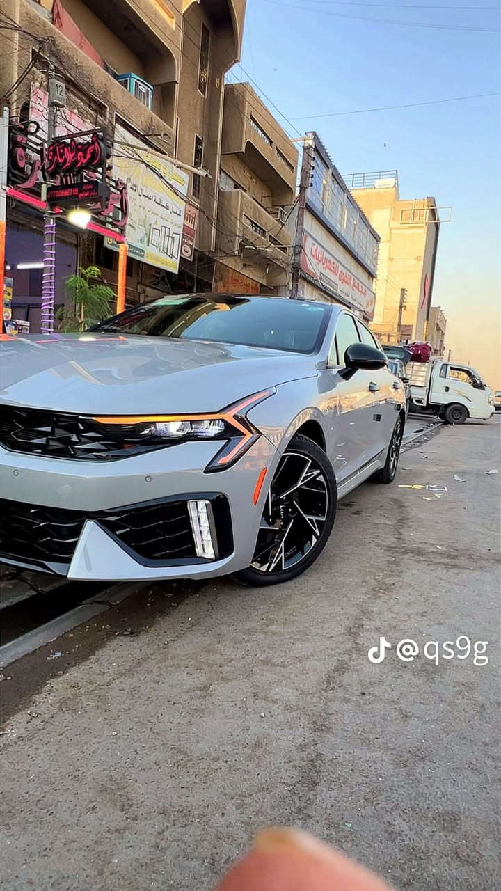 K5  موديل 2025
السلام عليكم 
GT line
وارد امريكي حادثه الحافه مال الجاملغ الخلفي فقط بدون دواخل بدون صبغ فقط كارت ع كد شبر بالجاملغ وبارد بالحافه مال صندوك  بدون ايرباك السياره رقم بغداد ماشيه 14 الف ميل محرك 2500 
مواصفاته
بصمه ابواب وتشغل 
تشغيل عن بعد
فور ويل درايف
بنوراما 
كشنات جلد اصلي اسود مطعم ب ابيض ختم جيتي 
الكشنات الاماميه تدفئه 
كشن السائق كهرباء 
سايد بريك بصمه
مود درايف 
شاحن واير ليس 
رادار امامي وجانبي وخلفي 
حساس امامي خلفي اصلي 
كامرا اصليه
تحكم مقود كامل 
صندوق ذكي يفتح عند الاقتراب من السياره 
لايت لد وبلوجكتر لد اصلي وبك لايت لد كامل 
وبعد المواصفات المعروفه بال K5 
للاستفسار اكثر الاتصال
***********
مكان بغداد
