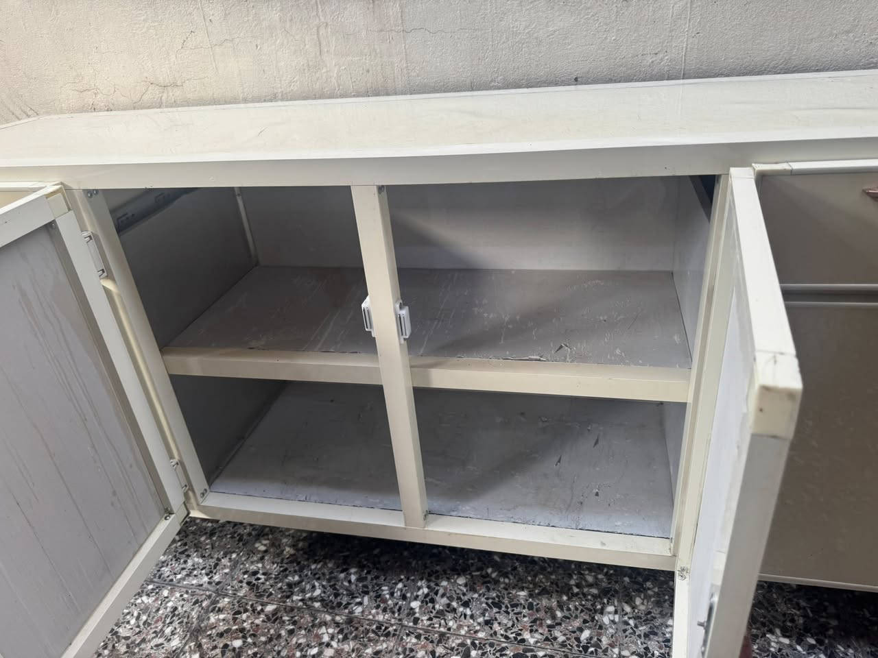 كاونتر المنيوم مستخدم نظيف بس السنك بابه مخلوع والمرمره مفطوره من النص


**إذا كنت صاحب هذا الإعلان وتريد حذفه لأي سبب، رجاءا أرسل رسالة إلى الدعم الفني**