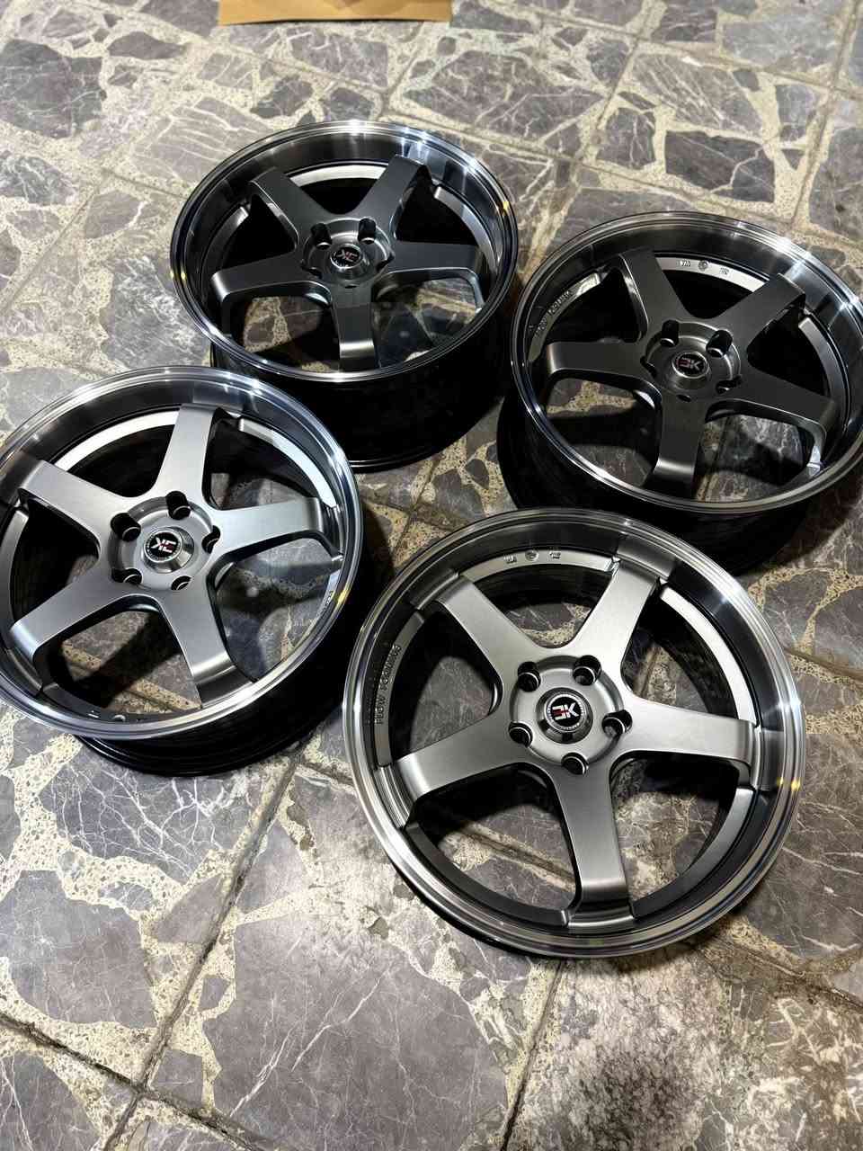 السلام عليكم
ويل كب  volk raceng حجم 18 جديد غير مستخدم 

عنوان بغداد شارع فلسطين 

يتوفر توصيل لجميع المحافظات 🚚

للاستفسار واتساب *********** 

سعر التخم 350$ 550 الف
