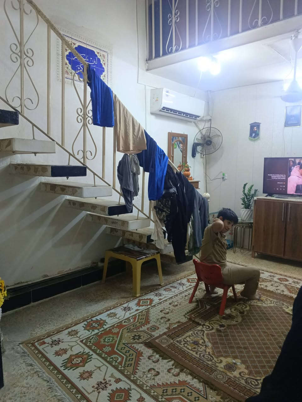 بيت للبيع في الولاية داخل الفرع مساحته 80 بناء كامل نظيف كلش غرفتين نوم مع مطبخ وهول سعره مناسب ٤٥ وبي مجال للشراي فقط للاستفسار على الرقم الموجود وحاليا مأجر الي يريد يشوف البيت يتصل على الرقم ***********

