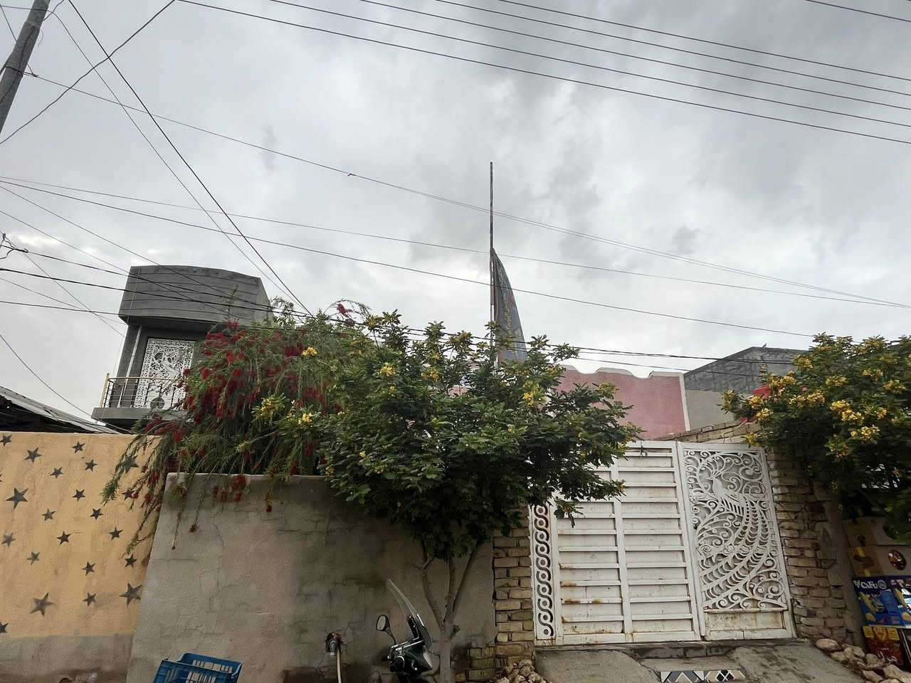 في الصور ادناه المساحه الكليه ٦٠٠ 
متر  ٤٠٠ متر طابو صرف و٢٠٠ طابو زراعي تحتوي على داران ومحل صغير وقطعة ارض ١٠٠ متر متأهله للبناء  
موقع سياحي 
خلف محطة بنزين خانه 
متوفر شارع تبليط مع كافة الخدمات 
وللاستفسار اكثر 
اتصل على هذا الرقم 
***********
