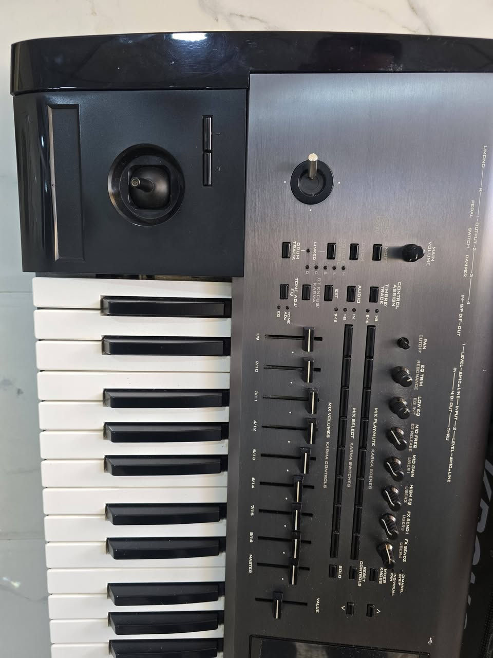 Korg kronos 1 
***********
1900$
