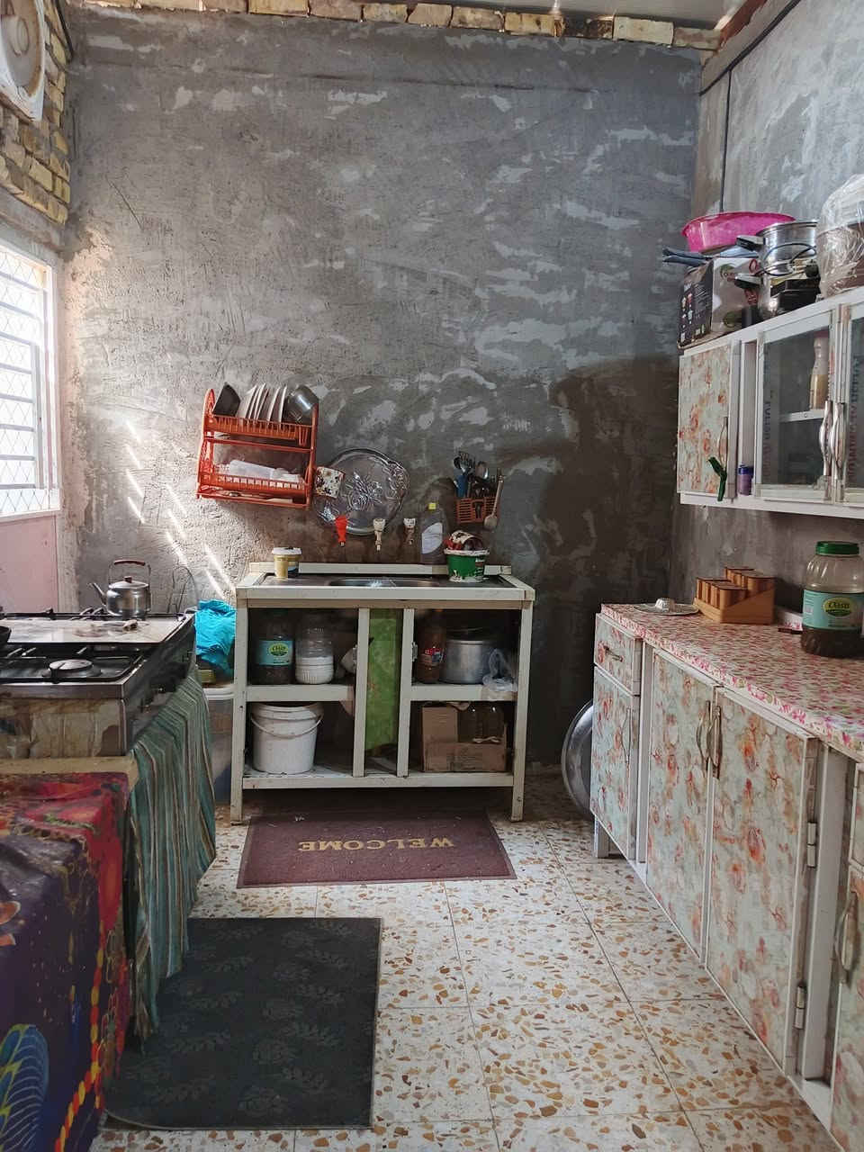 السلام عليكم عندي بيت بحي الصدرين خلف الشقق كامل من كلشي ماي كهربائي مجاري كاشي  لارضيه بس لاستقبال ماكامل والسكف صندويج سند 25 ***********
