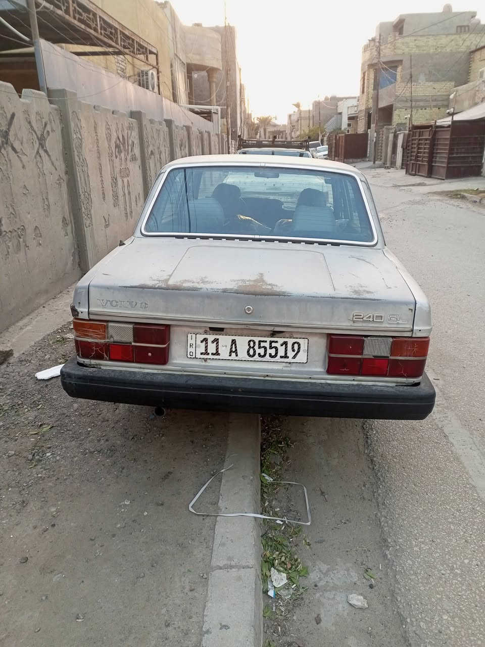 السلام عليكم سياره للبيع فولفو للبيع موديل 83 
السعر 35روقه رقم بغداد هزه جديده لتواصل ع هذا الرقم 
***********
