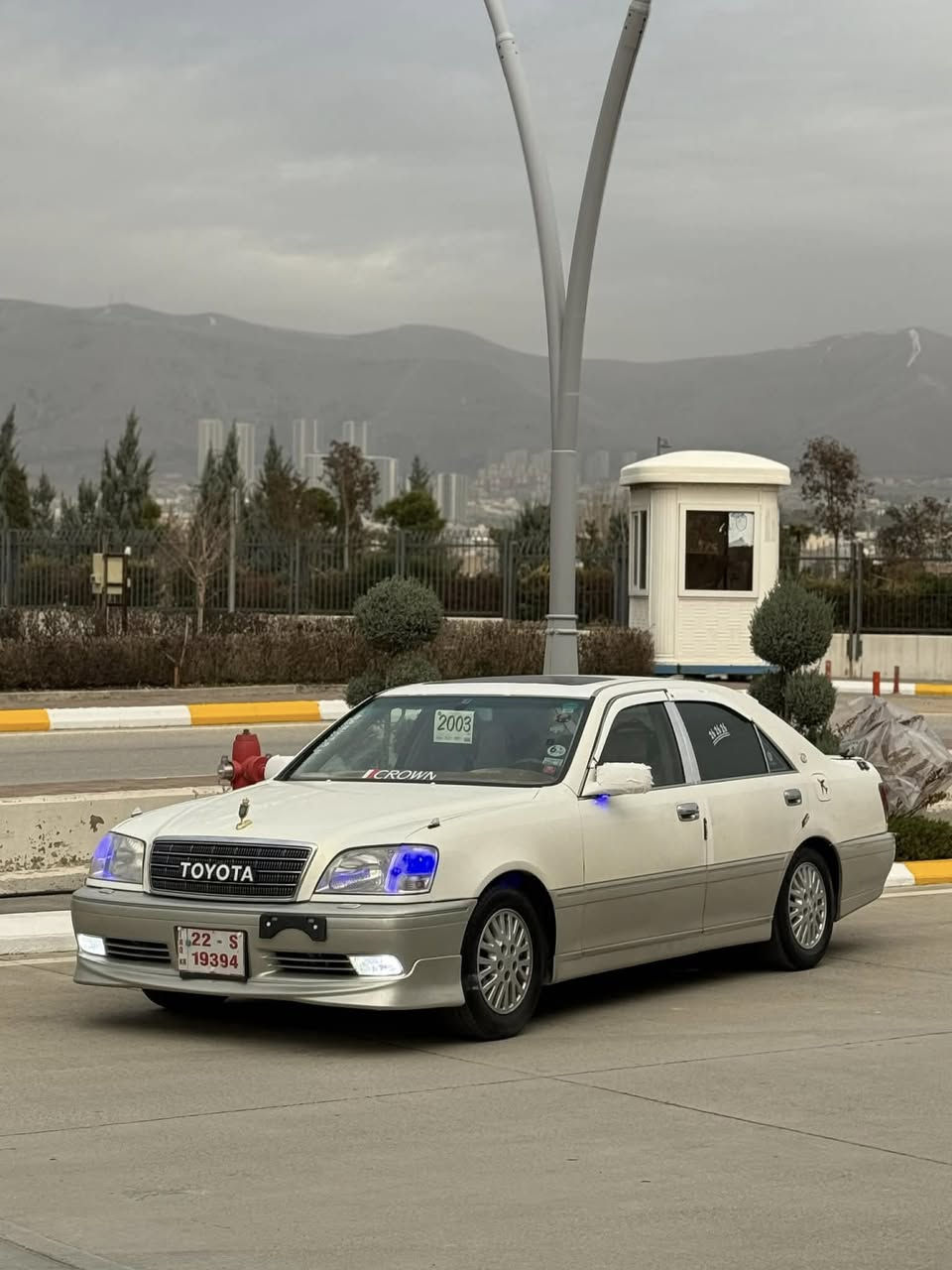 مەلیکە ٢٠٠٣ ٢ دوگمە پەردە براوە یە  یەک قرچی بچوکی هەیە لای سەکن شایەنەنی باس نیە بریکی نەبەستراقە جامی پێشەوەشی  بەشی لای سەکن تۆزی شکاوە ئەدمین ***********
