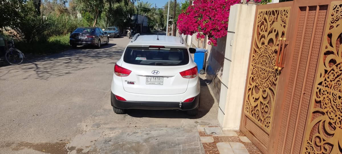 السلام عليكم سياره توسان موديل 2015 جديدة واحد على واحد سياره مكفوله من ضربه وصبغ سياره مكفوله كفاله عامه تخم  تاير جديد حداديه صدر جديدة مكينه 2000 دوش سبير شركه شرط مانازل لايتات زنون ابيض مال شركة سياره مكفوله كفاله عامه رقم بغداد باسمي سنويه لحد سنه 2028 السعر مال سياره 162 وبيها مجال لطيبين العنوان بغداد الشعب رقم الهاتف ***********
